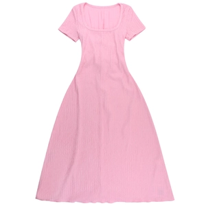 Détail d'une robe rose à manches courtes en tissu seersucker et encolure carrée