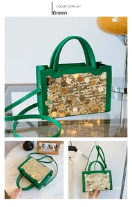 Dettaglio della borsa con paillettes verdi, accenti dorati e doppi manici corti