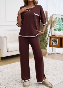 Détails d'un ensemble en tricot bordeaux avec rayures blanches sur manches et pantalon