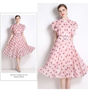 Detailansicht des rosa Polka-Dot-Kleides mit Rüschenärmeln und passendem Taillengürtel