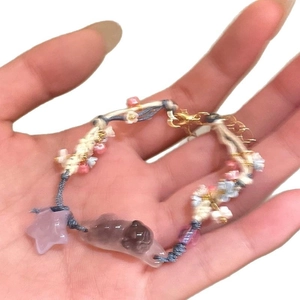 Bracelet tressé main avec chaton en résine, étoile et perles fleuries en bleu et blanc