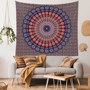 Détail d'une tapisserie mandala ethnique avec motifs géométriques sur mur de salon blanc