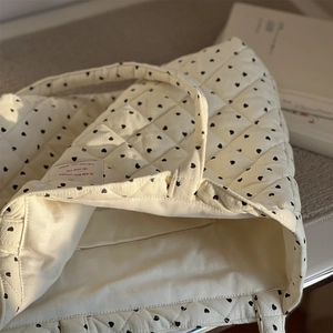 Grand cabas matelassé en velours côtelé avec imprimé cœur et étiquette tissée chic