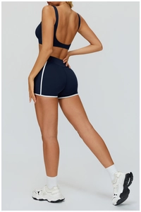 Détail de l'ensemble de yoga bleu marine avec liserés blancs et brassière à dos ouvert