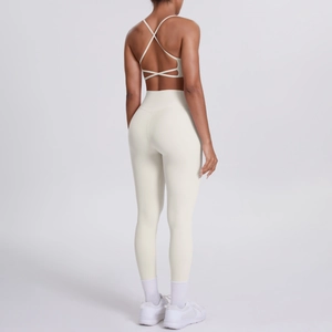 Vue arrière du legging de yoga taille haute crème et du soutien-gorge de sport croisé