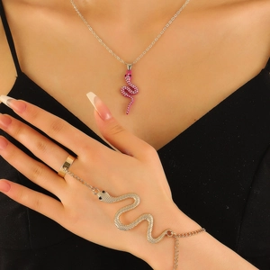 Dettaglio del bracciale ad anello a serpente con strass rosa per donna elegante