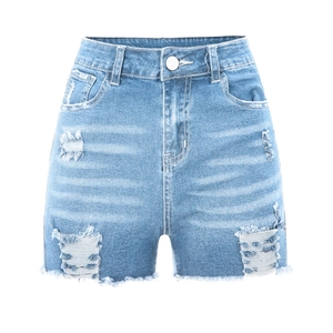Damen Jeans-Shorts in Hellblau mit hoher Taille und ausgefranstem Saum auf weißem Hintergrund