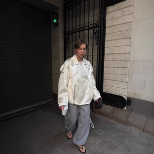 Κομψό κρεμ oversized κοντό τζάκετ σατέν με πέτο και σταυρωτό κούμπωμα με κουμπιά