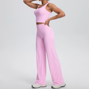 Dettaglio del set yoga rosa due pezzi con reggiseno sportivo e pantaloni ampi a vita alta