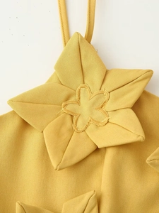 Gros plan détaillé sur les fleurs 3D faites main sur tissu tissé jaune vif