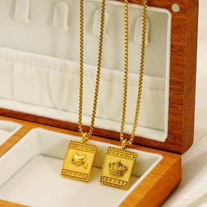Colliers carrés dorés avec pendentifs couronne et cœur de démon dans un écrin bois