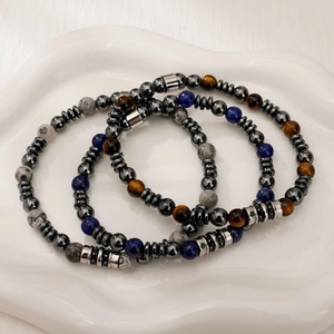 Ensemble de bracelets pour hommes en œil de tigre et lapis-lazuli sur un plateau en céramique