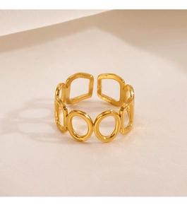 Détail de la bague ouverte à maillons ovales plaquée or 18 carats sur tissu en soie