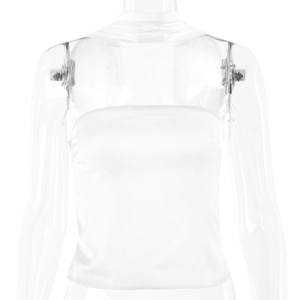 Detailopname van witte satijnen strapless top met gladde textuur op een mannequin