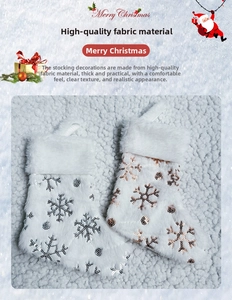 Dettaglio calze natalizie in peluche bianco con fiocchi di neve in paillettes oro e argento