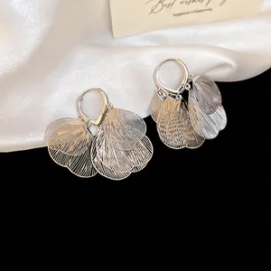 Boucles d'oreilles élégantes en argent avec pétales creux et texture métallique sur soie