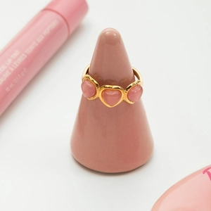 Bague cœur en acier inoxydable doré avec pierres œil de chat roses sur support doux