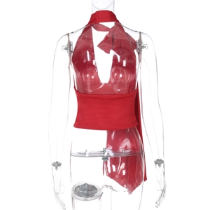 Vue de face d'un haut court rouge dos nu avec licou sur un mannequin transparent