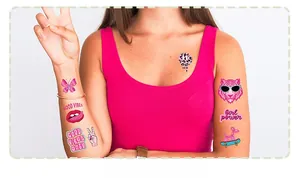 Detail von rosa temporären Tattoos mit Schmetterlings und Girl Power Motiven auf der Haut