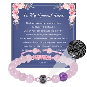 Détail macro de perles de quartz rose et pierre de projection avec carte cadeau