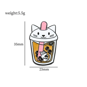 Détail du pin's chat blanc dans un bubble tea avec dimensions précises de 35x23mm