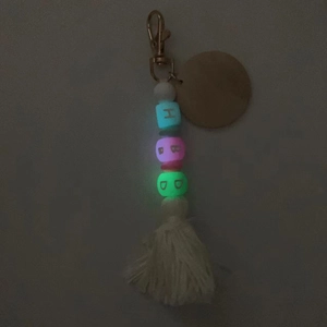 Perles lumineuses HBD avec gland blanc et disque en bois dans l'obscurité