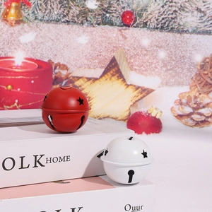 Cloches de Noël de 5cm en métal rouge et blanc avec découpes d'étoiles sur fond festif