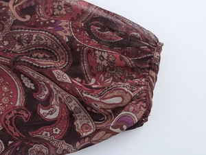 Detailansicht eines böhmischen Paisley-Chiffonkleids mit Volantärmeln und Stoffstruktur