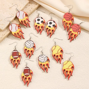 Détail de 6 paires de boucles d'oreilles sportives en acrylique avec motifs de balles