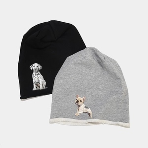 Gros plan détaillé de bonnets en tricot noir et gris avec des motifs de chien imprimés