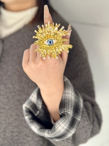 Detalle de anillo de ojo turco retro francés con cristales y acabado dorado