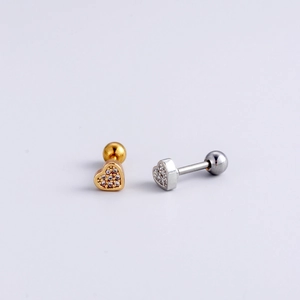 Gros plan de boucles d'oreilles cœur en acier inoxydable et zircon, or et argent