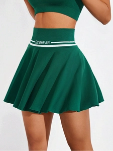 Gonna da tennis a pieghe verde scuro con vita alta e scritta GYMWEAR sulla cintura