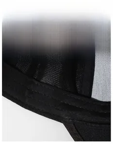 Gros plan du bandeau de sudation élargi à l'intérieur d'une casquette noire pour hommes