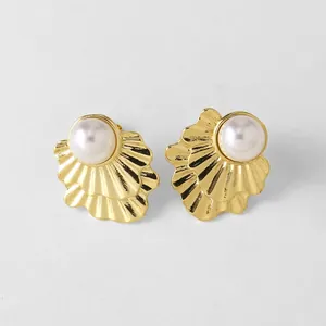 Boucles d'oreilles coquillage plaquées or 18k avec perle blanche centrale chic