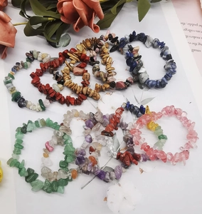 Detailansicht elastischer Edelsteinarmbänder mit bunten natürlichen Bruchsteinperlen