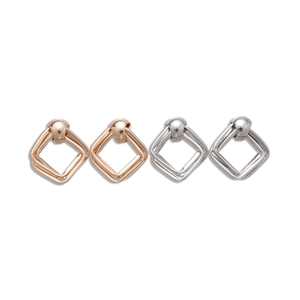 Boucles d'oreilles créoles carrées imbriquées en finitions or rose et argentées