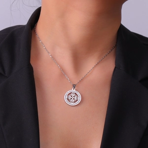 Collier nœud de sorcière avec pendentif zircon sur chaîne acier porté par un modèle