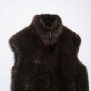Gilet da donna in ecopelliccia marrone scuro con collo alto e zip in argento