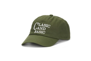 Gros plan sur casquette en coton vert olive avec broderie blanche CLASIC AND BASIC