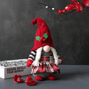 Weihnachtswichtel Puppe mit roter Strickmütze und Karorock für festliche Fensterdeko