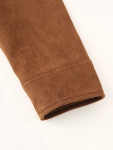 Primer plano del puño de la chaqueta de ante marrón que muestra textura y costuras