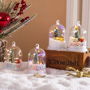 Set di 4 sfere di neve natalizie luminose con luci LED e scene di alberi di pino innevati