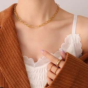 Parure de bijoux avec collier double couche en acier titane doré 18K et bagues épurées