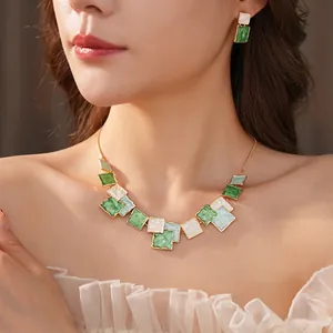 Parure de bijoux en émail carré irrégulier avec collier et boucles d'oreilles