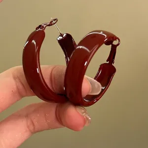 Boucles d'oreilles créoles C en résine rouge foncé brillant pour femme à la main