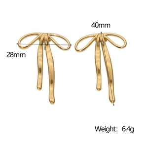 Détail de boucles d'oreilles nœud doré montrant les dimensions 28 mm par 40 mm