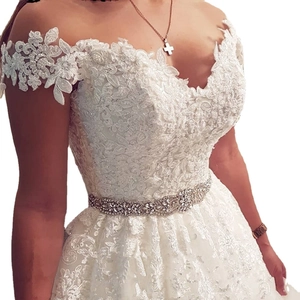 Élégante robe de mariée en dentelle blanche avec col en V et ceinture de strass