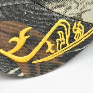 Gros plan de la broderie 3D jaune sur la casquette de baseball en sergé camouflage