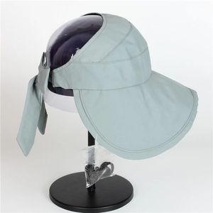 Dettaglio cappello da sole a tesa larga con fiocco e cinturino sottogola rimovibile